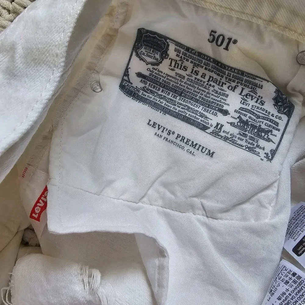 NWT LEVI'S PREMUIM WHITE RAW HEM DESTROYED SHORTS SIZE 31 WOMENS